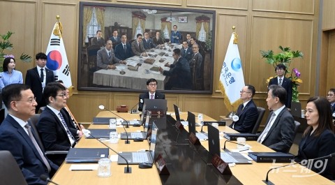기준금리 2.50%로 낮춘 한은···경기 하방 압력 대응 나선다(종합)