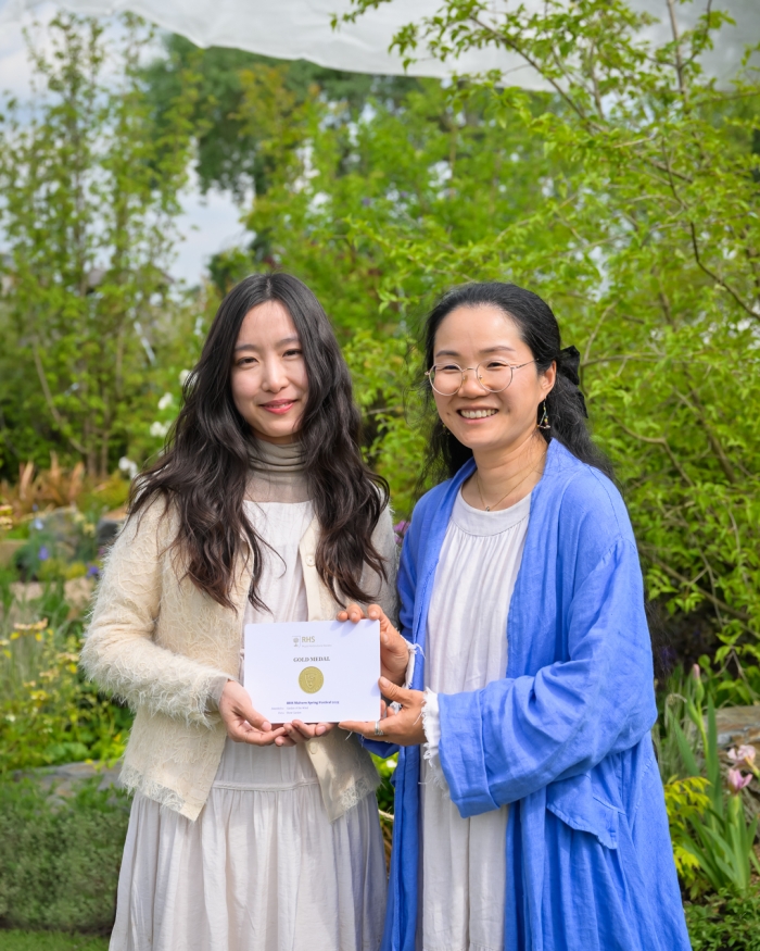 '2025 멜버른 봄 페스티벌' 쇼가든 부문에서 금상을 수상한 윤선미(왼쪽) 전남대학교 조경학과 석사과정 학생. 전남대 제공