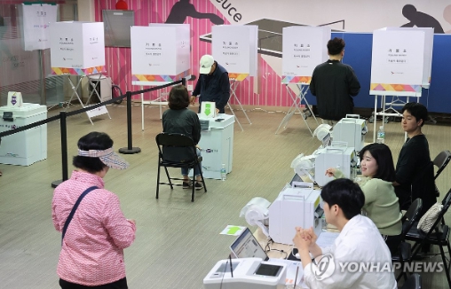 둘째날 오후 12시 사전투표율 25.79%...전남 44.80%로 가장 높아