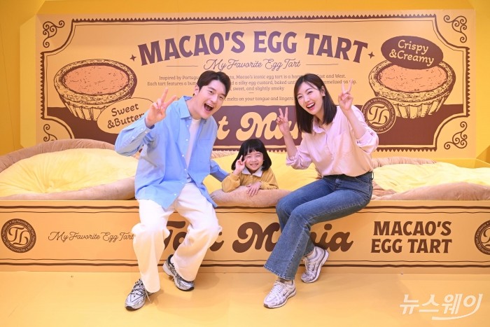 마카오정부관광청이 30일 오후 서울 여의도 더현대서울에서 열린 '2025 마카오 위크' 로드쇼 개막식에서 로드쇼 부스를 소개하고 있다. 사진=강민석 기자 kms@newsway.co.kr