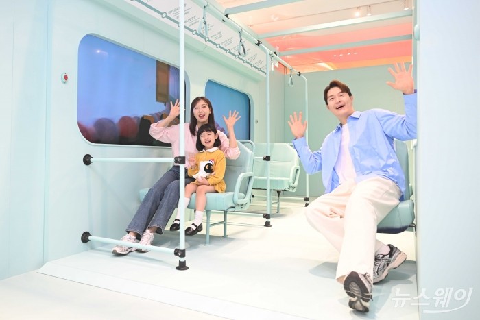 마카오정부관광청이 30일 오후 서울 여의도 더현대서울에서 열린 '2025 마카오 위크' 로드쇼 개막식에서 로드쇼 부스를 소개하고 있다. 사진=강민석 기자 kms@newsway.co.kr