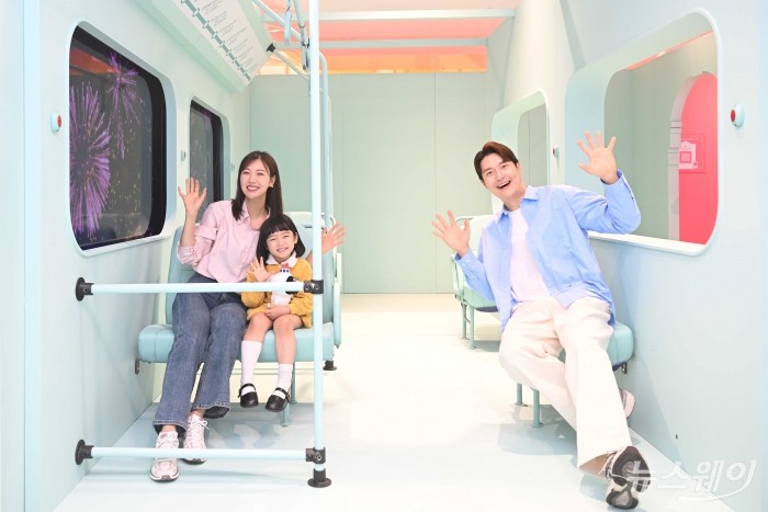 마카오정부관광청이 30일 오후 서울 여의도 더현대서울에서 열린 '2025 마카오 위크' 로드쇼 개막식에서 로드쇼 부스를 소개하고 있다. 사진=강민석 기자 kms@newsway.co.kr