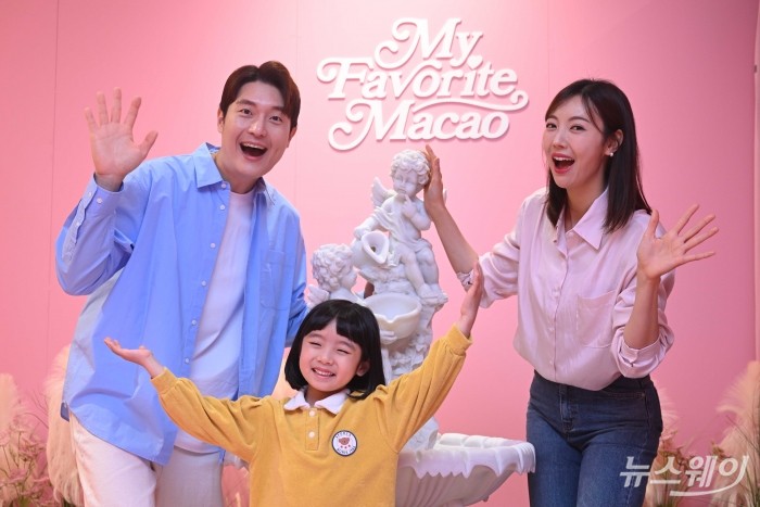 마카오정부관광청이 30일 오후 서울 여의도 더현대서울에서 열린 '2025 마카오 위크' 로드쇼 개막식에서 로드쇼 부스를 소개하고 있다. 사진=강민석 기자 kms@newsway.co.kr