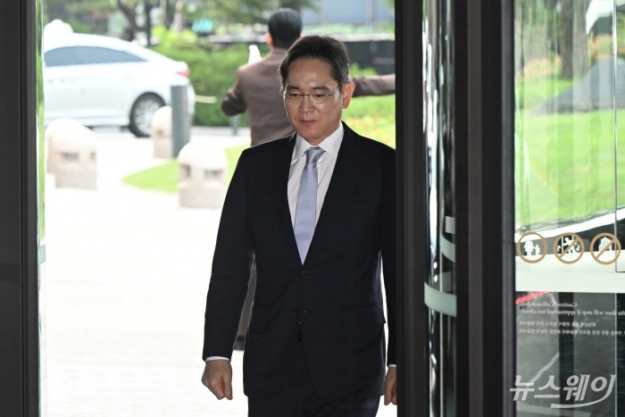 이재용 삼성전자 회장이 30일 오후 서울 중구 신라호텔에서 열린 '2025 삼성호암상 시상식'에 참석하기 위해 이동하고 있다. 사진=강민석 기자 kms@newsway.co.kr