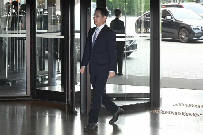 이재용 삼성전자 회장이 30일 오후 서울 중구 신라호텔에서 열린 '2025 삼성호암상 시상식'에 참석하기 위해 이동하고 있다. 사진=강민석 기자 kms@newsway.co.kr
