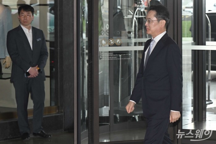 이재용 삼성전자 회장이 30일 오후 서울 중구 신라호텔에서 열린 '2025 삼성호암상 시상식'에 참석하기 위해 이동하고 있다. 사진=강민석 기자 kms@newsway.co.kr