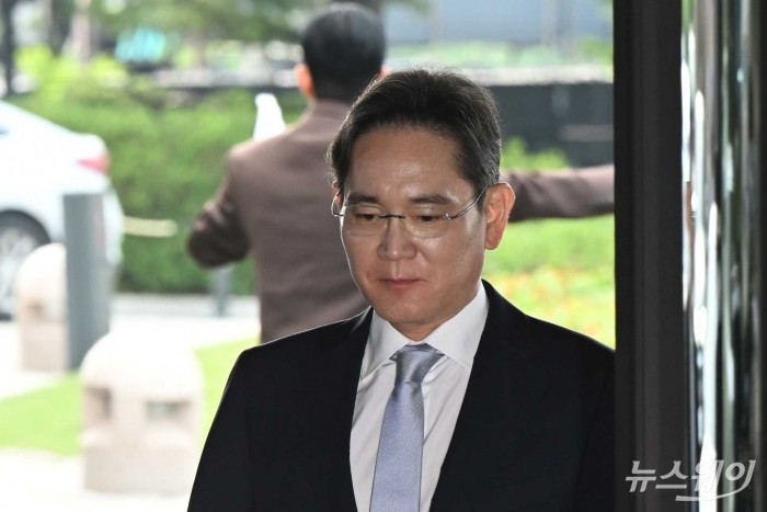 이재용 삼성전자 회장이 30일 오후 서울 중구 신라호텔에서 열린 '2025 삼성호암상 시상식'에 참석하기 위해 이동하고 있다. 사진=강민석 기자 kms@newsway.co.kr