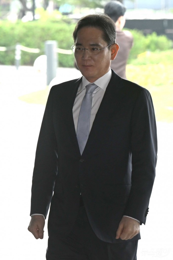 이재용 삼성전자 회장이 30일 오후 서울 중구 신라호텔에서 열린 '2025 삼성호암상 시상식'에 참석하기 위해 이동하고 있다. 사진=강민석 기자 kms@newsway.co.kr