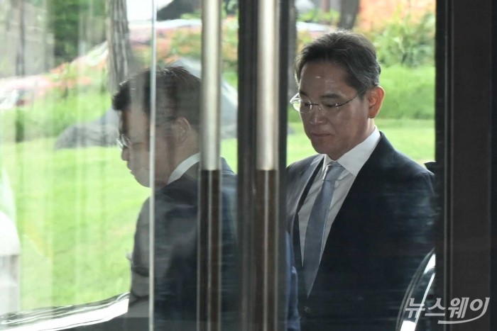 이재용 삼성전자 회장이 30일 오후 서울 중구 신라호텔에서 열린 '2025 삼성호암상 시상식'에 참석하기 위해 이동하고 있다. 사진=강민석 기자 kms@newsway.co.kr