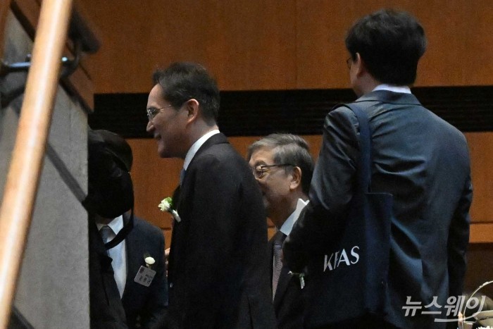 이재용 삼성전자 회장이 30일 오후 서울 중구 신라호텔에서 열린 '2025 삼성호암상 시상식'에 참석하기 위해 이동하고 있다. 사진=강민석 기자 kms@newsway.co.kr