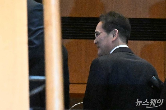 이재용 삼성전자 회장이 30일 오후 서울 중구 신라호텔에서 열린 '2025 삼성호암상 시상식'에 참석하기 위해 이동하고 있다. 사진=강민석 기자 kms@newsway.co.kr