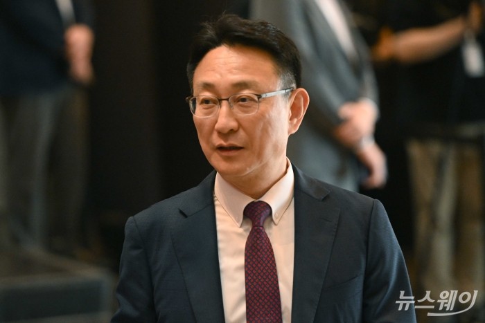 김우석 삼성자산운용 대표이사가 30일 오후 서울 중구 신라호텔에서 열린 '2025 삼성호암상 시상식'에 참석하기 위해 이동하고 있다. 사진=강민석 기자 kms@newsway.co.kr