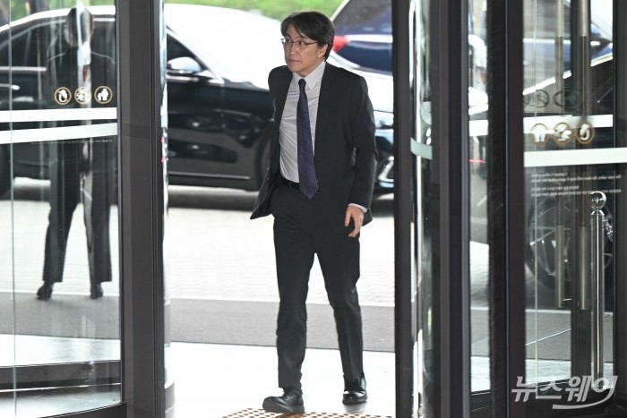 윤장현 삼성벤처투자 대표이사가 30일 오후 서울 중구 신라호텔에서 열린 '2025 삼성호암상 시상식'에 참석하기 위해 이동하고 있다. 사진=강민석 기자 kms@newsway.co.kr