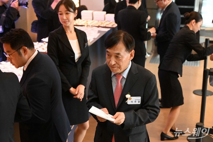 이주열 한국은행 전 총재가 30일 오후 서울 중구 신라호텔에서 열린 '2025 삼성호암상 시상식'에 참석하기 위해 이동하고 있다. 사진=강민석 기자 kms@newsway.co.kr