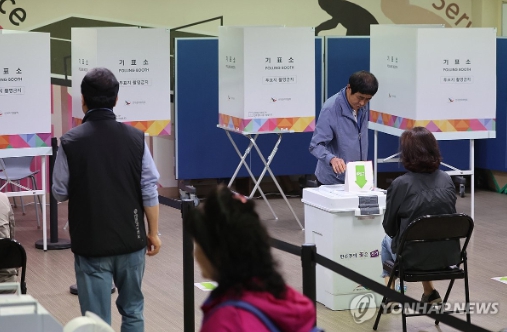 둘째날 오후 5시 사전투표율 32.95%...지난 대선보다 1.74%p↓
