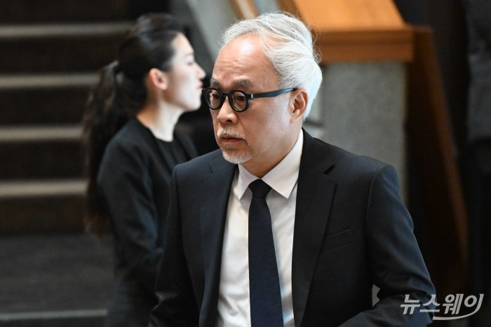 최주선 삼성SDI 대표이사가 30일 오후 서울 중구 신라호텔에서 열린 '2025 삼성호암상 시상식'에 참석하기 위해 이동하고 있다. 사진=강민석 기자 kms@newsway.co.kr