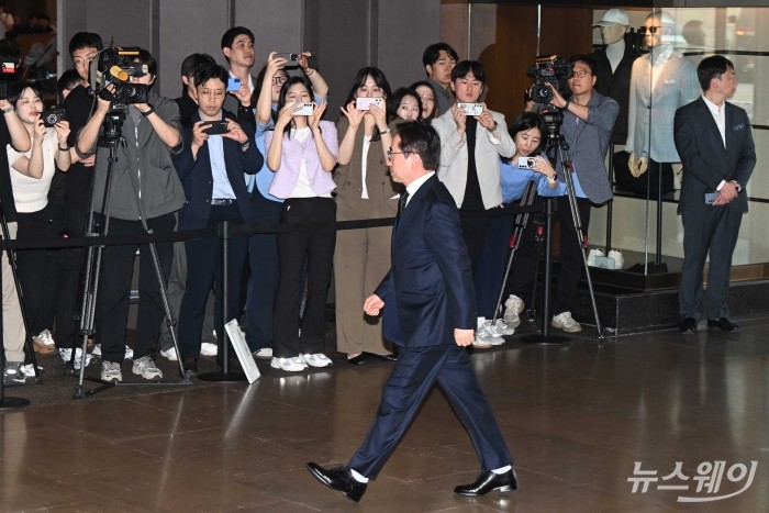 장덕현 삼성전기 대표이사가 30일 오후 서울 중구 신라호텔에서 열린 '2025 삼성호암상 시상식'에 참석하기 위해 이동하고 있다. 사진=강민석 기자 kms@newsway.co.kr