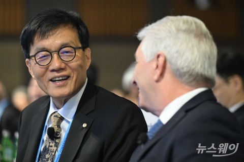크리스토퍼 월러 美 Fed 이사와 대화하며 미소짓는 이창용 한국은행 총재