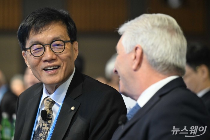크리스토퍼 월러 美 Fed 이사와 대화하며 미소짓는 이창용 한국은행 총재