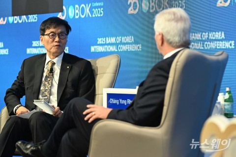 이창용 총재 &quot;원화 스테이블코인, 비은행 허용 고민···금융안정 등 고려해야&quot;