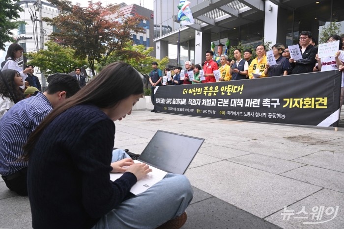 김정석 민주노총 화섬식품노조 SPL지회 수석부지회장이 2일 오후 서울 서초구 SPC삼립 본사 앞에서 열린 'SPC 중대재해, 책임자 처벌과 근본대책 마련 촉구' 기자회견에서 발언을 하고 있다. 사진=강민석 기자 kms@newsway.co.kr