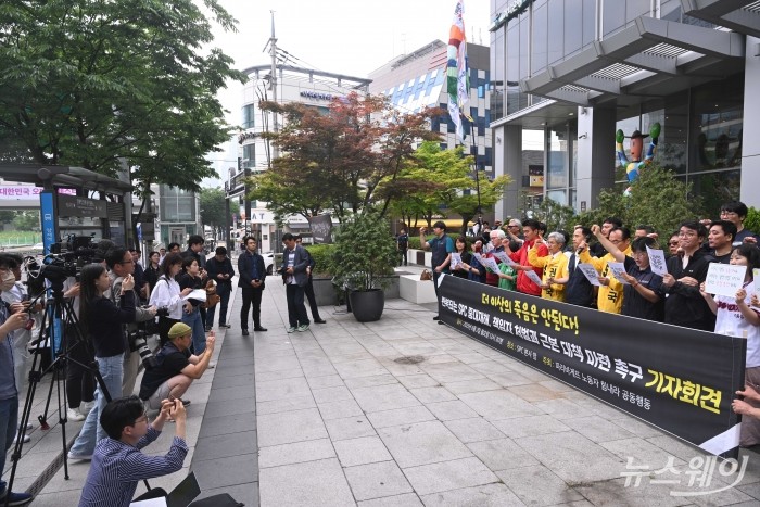 권영국 민주노동당 대선 후보와 파리바게뜨 노동자 힘내라 공동행동 시민단체 회원들이 2일 오후 서울 서초구 SPC삼립 본사 앞에서 열린 'SPC 중대재해, 책임자 처벌과 근본대책 마련 촉구' 기자회견에서 구호를 외치고 있다. 사진=강민석 기자 kms@newsway.co.kr