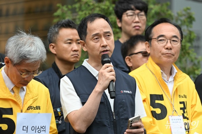 김정석 민주노총 화섬식품노조 SPL지회 수석부지회장이 2일 오후 서울 서초구 SPC삼립 본사 앞에서 열린 'SPC 중대재해, 책임자 처벌과 근본대책 마련 촉구' 기자회견에서 발언을 하고 있다. 사진=강민석 기자 kms@newsway.co.kr