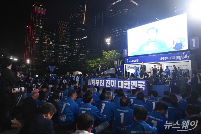이재명 더불어민주당 대선 후보가 2일 오후 서울 여의도공원에서 열린 마지막 집중유세에서 유권자들에게 지지를 호소하고 있다. 사진=강민석 기자 kms@newsway.co.kr