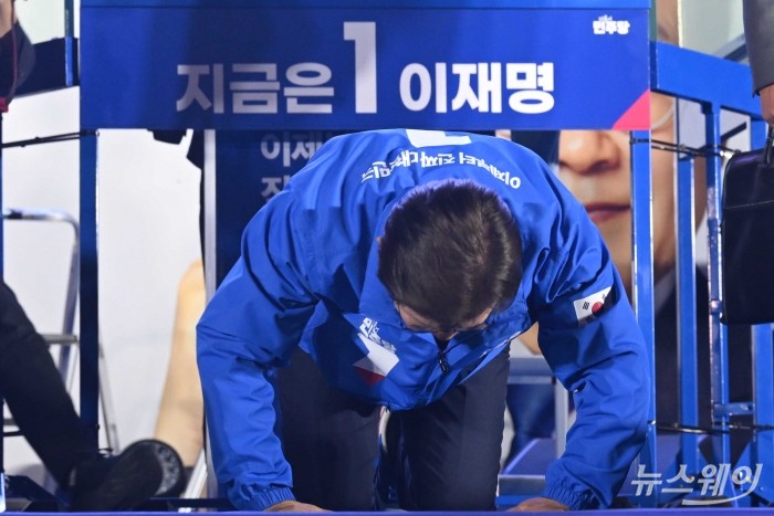 이재명 더불어민주당 대선 후보가 2일 오후 서울 여의도공원에서 열린 마지막 집중유세에서 유권자들 향해 큰절을 하고 있다. 사진=강민석 기자 kms@newsway.co.kr