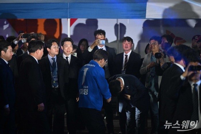 이재명 더불어민주당 대선 후보가 2일 오후 서울 여의도공원에서 마지막 집중유세 하기 위해 연단에 오르는 중 경호원과 인사를 하고 있다. 사진=강민석 기자 kms@newsway.co.kr