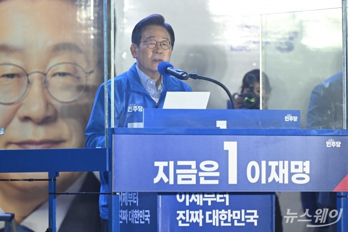 이재명 더불어민주당 대선 후보가 2일 오후 서울 여의도공원에서 열린 마지막 집중유세에서 유권자들에게 지지를 호소하고 있다. 사진=강민석 기자 kms@newsway.co.kr