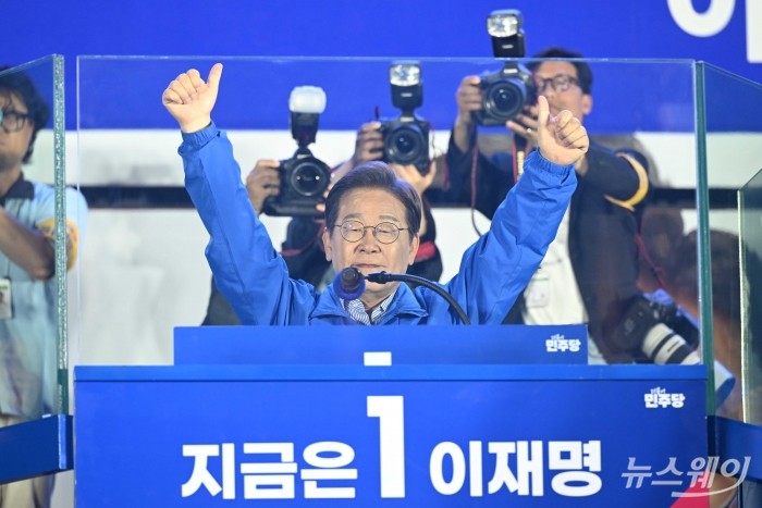 이재명 더불어민주당 대선 후보가 2일 오후 서울 여의도공원에서 마지막 집중유세를 마친 뒤 유권자들에게 지지를 호소하고 있다. 사진=강민석 기자 kms@newsway.co.kr