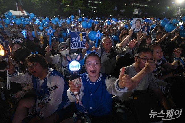 마지막 집중유세 모여 이재명 후보 연호하는 지지자들