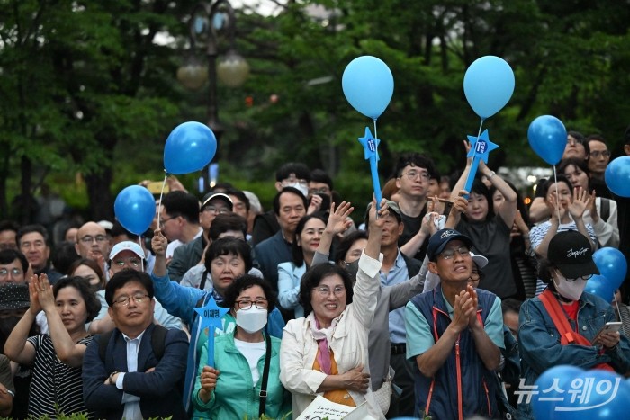 이재명 더불어민주당 대선 후보의 마지막 집중유세를 찾은 지지자들이 2일 오후 서울 여의도공원에서 이 후보를 연호하고 있다. 사진=강민석 기자 kms@newsway.co.kr