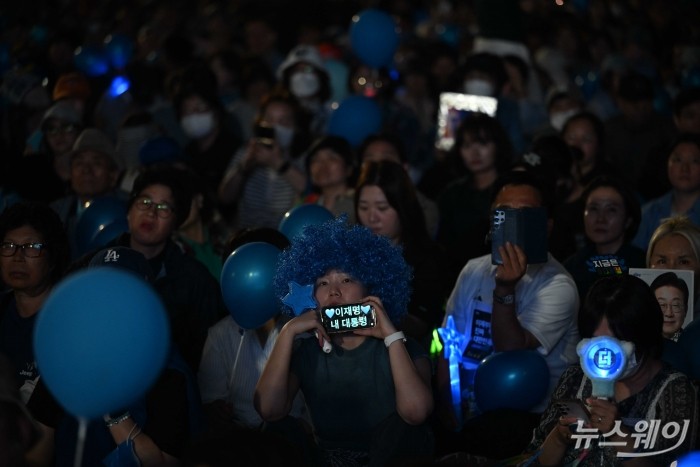 이재명 더불어민주당 대선 후보의 마지막 집중유세를 찾은 지지자들이 2일 오후 서울 여의도공원에서 이 후보를 연호하고 있다. 사진=강민석 기자 kms@newsway.co.kr