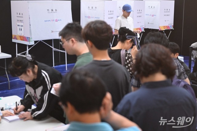 유권자로 붐비는 투표소