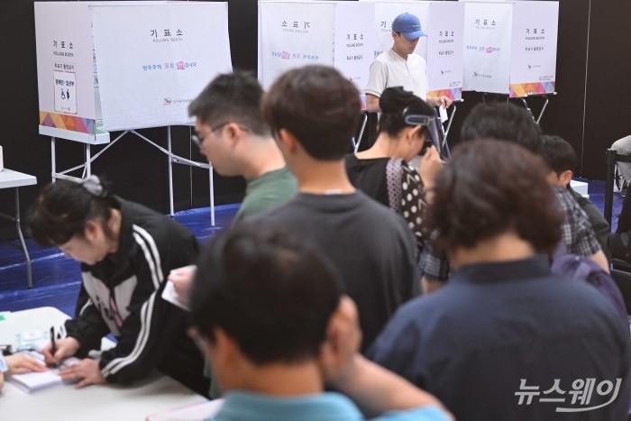 제21대 대통령선거 본투표날인 3일 오후 서울 관악구 서울삼성초등학교 체육관에 마련된 제2 투표소에서 유권자들이 투표를 하기 위해 줄 서고 있다. 사진=강민석 기자 kms@newsway.co.kr
