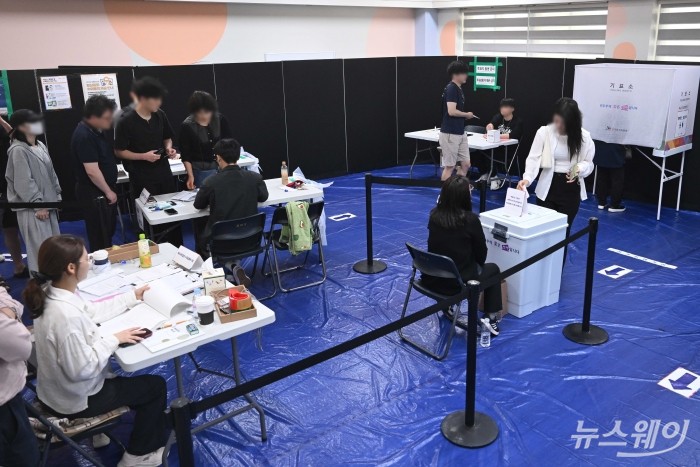 제21대 대통령선거 본투표날인 3일 오후 서울 관악구 서울삼성초등학교 체육관에 마련된 제2 투표소에서 유권자들이 투표를 하고 있다. 사진=강민석 기자 kms@newsway.co.kr