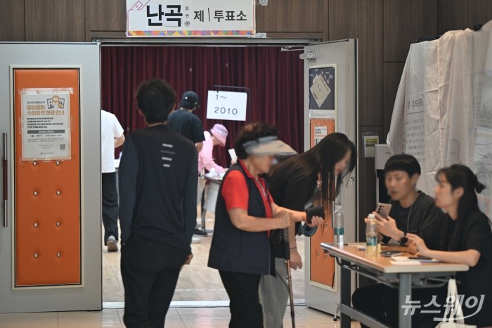 제21대 대통령선거 본투표날인 3일 오전 서울 관악구 난곡동주민센터에 마련된 제1 투표소에서 유권자들이 투표를 하기 위해 신원확인 절차를 밟고 있다. 사진=강민석 기자 kms@newsway.co.kr