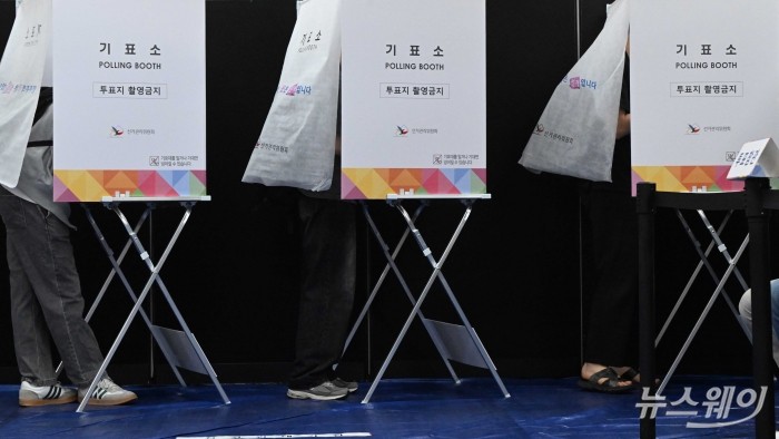 제21대 대통령선거 본투표날인 3일 오후 서울 관악구 서울삼성초등학교 체육관에 마련된 제2 투표소에서 유권자들이 투표를 하고 있다. 사진=강민석 기자 kms@newsway.co.kr