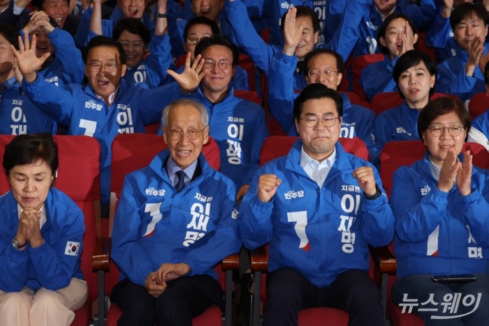 더불어민주당 윤여준·박찬대 상임 총괄선대위원장을 비롯한 공동선대위원장들이 3일 서울 여의도 국회 의원회관에 마련된 제21대 대통령선거 개표상황실에서 출구조사 결과 발표가 나오자 기뻐하고 있다. 사진=이수길 기자 Leo2004@newsway.co.kr