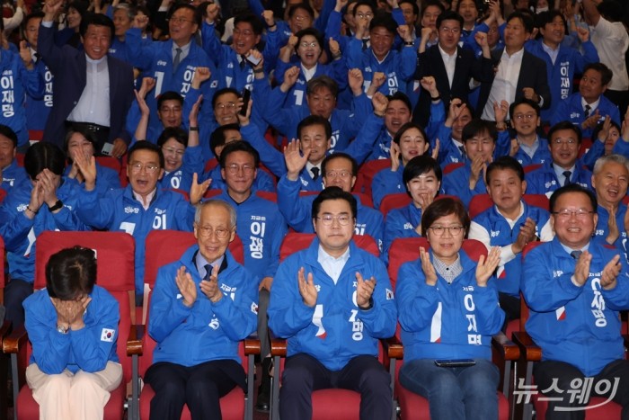 더불어민주당 윤여준·박찬대 상임 총괄선대위원장을 비롯한 공동선대위원장들이 3일 서울 여의도 국회 의원회관에 마련된 제21대 대통령선거 개표상황실에서 출구조사 결과 발표가 나오자 기뻐하고 있다. 사진=이수길 기자 Leo2004@newsway.co.kr