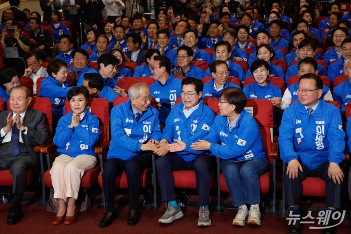 윤여준, 박찬대, 정은경 더불어민주당 선대위원장이 3일 오후 서울 여의도 국회의원회관 개표상황실에서 제21대 대통령선거 이재명 대통령 후보 51.7% 출구조사 결과에 기뻐하고 있다. 사진=이수길 기자 Leo2004@newsway.co.kr
