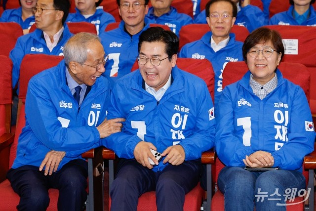 출구조사 결과 확인하는 윤여준·박찬대 공동선대위원장