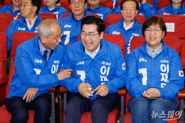 박찬대, 윤여준 더불어민주당 상임총괄선대위원장이 3일 오후 서울 여의도 국회의원회관 개표상황실에서 제21대 대통령선거 개표방송을 기다리며 대화하고 있다. 사진=이수길 기자 Leo2004@newsway.co.kr