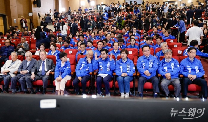 박찬대, 윤여준 더불어민주당 상임총괄선대위원장이 3일 오후 서울 여의도 국회의원회관 개표상황실에서 제21대 대통령선거 개표방송을 기다리며 대화하고 있다. 사진=이수길 기자 Leo2004@newsway.co.kr