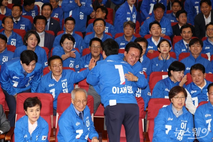 더불어민주당 박찬대 상임 총괄선대위원장과 김민석 상임공동선대위원장이 3일 국회 의원회관에 마련된 제21대 대통령선거 개표 상황실에서 출구조사 결과 발표 후 포옹하며 기뻐하고 있다. 사진=이수길 기자 Leo2004@newsway.co.kr