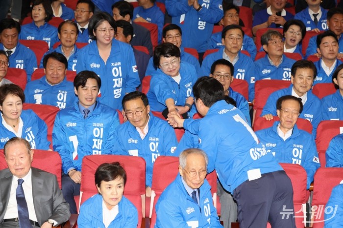 더불어민주당 박찬대 상임 총괄선대위원장과 김선민 공동선대위원장이 3일 국회 의원회관에 마련된 제21대 대통령선거 개표 상황실에서 출구조사 결과 발표가 나오자 기뻐하며 악수하고 있다. 사진=이수길 기자 Leo2004@newsway.co.kr