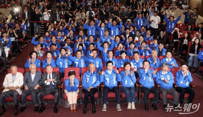 더불어민주당 의원들이 3일 오후 제21대 대통령선거 상황실이 마련된 국회 의원회관 대회의실에서 방송사 출구조사 결과가 이재명 후보의 우세로 발표되자 환호하고 있다. 김성룡 기자/ 2025.06.03 사진=이수길 기자 Leo2004@newsway.co.kr