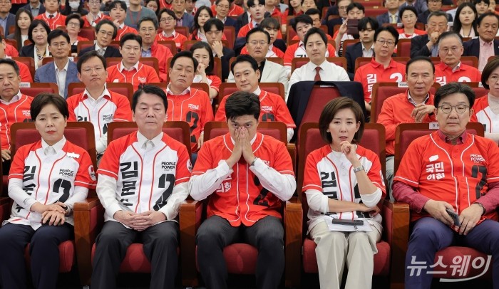 (왼쪽부터)양향자·안철수 국민의힘 공동선거대책위원장·김용태 비상대책위원장·나경원 공동선거대책위원장이 3일 오후 서울 여의도 국회도서관에 마련된 '제 21대 대통령선거 개표상황실'에서 방송3사 출구조사 결과를 보며 굳은 표정을 짓고 있다. 사진=강민석 기자 kms@newsway.co.kr